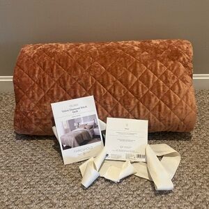 Threshold. Velvet Diamond Stitch Quilt. Queen. Guest Bed. Minimal Use.